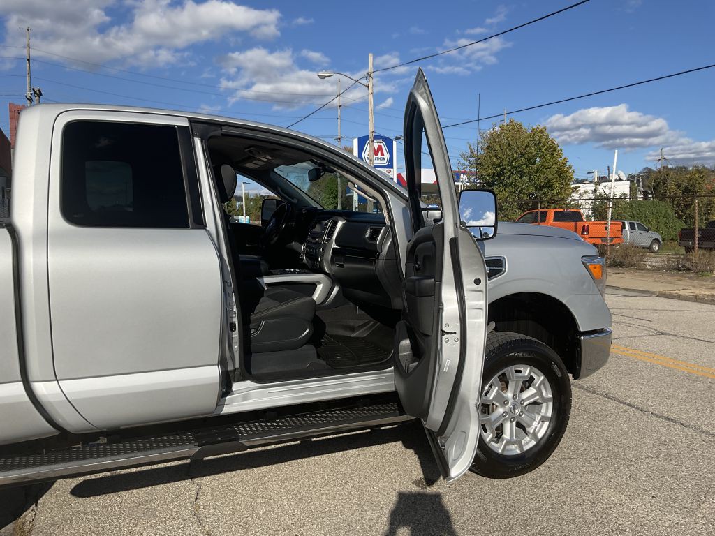 2017 Nissan Titan Image 19