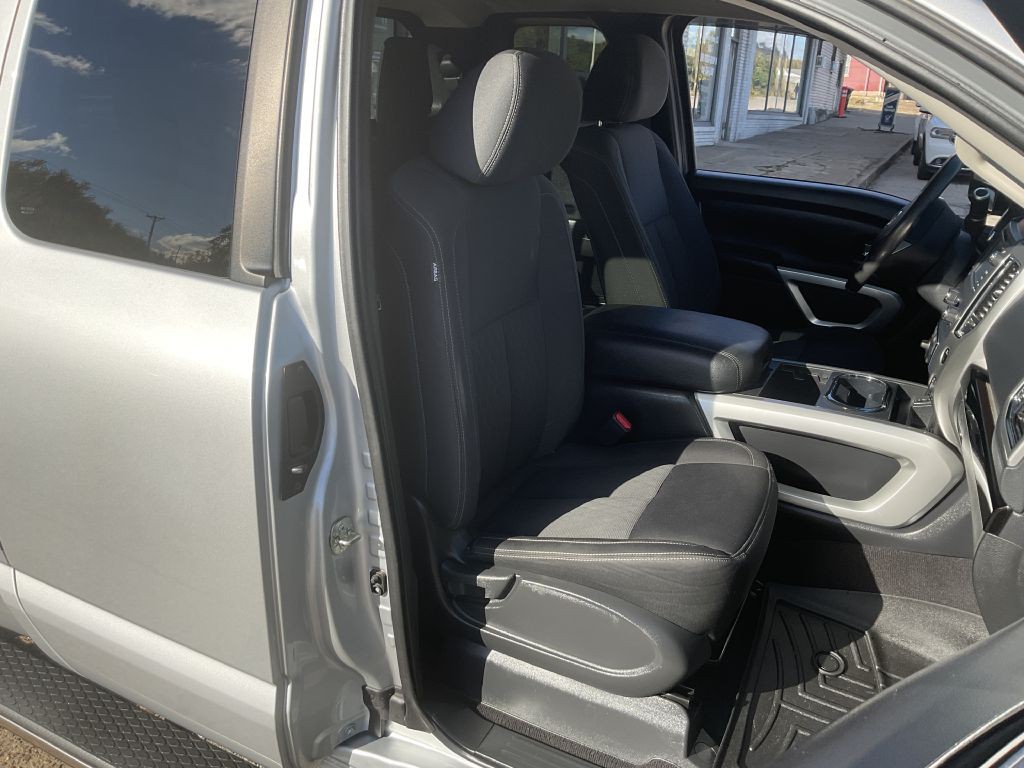 2017 Nissan Titan Image 20