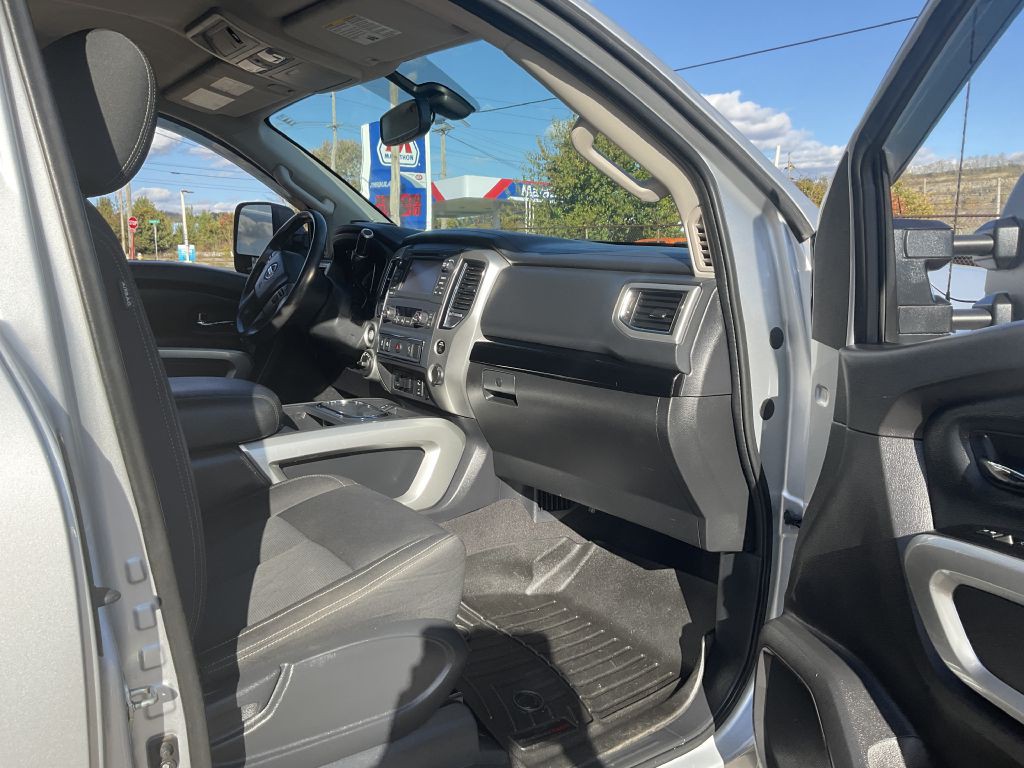 2017 Nissan Titan Image 21