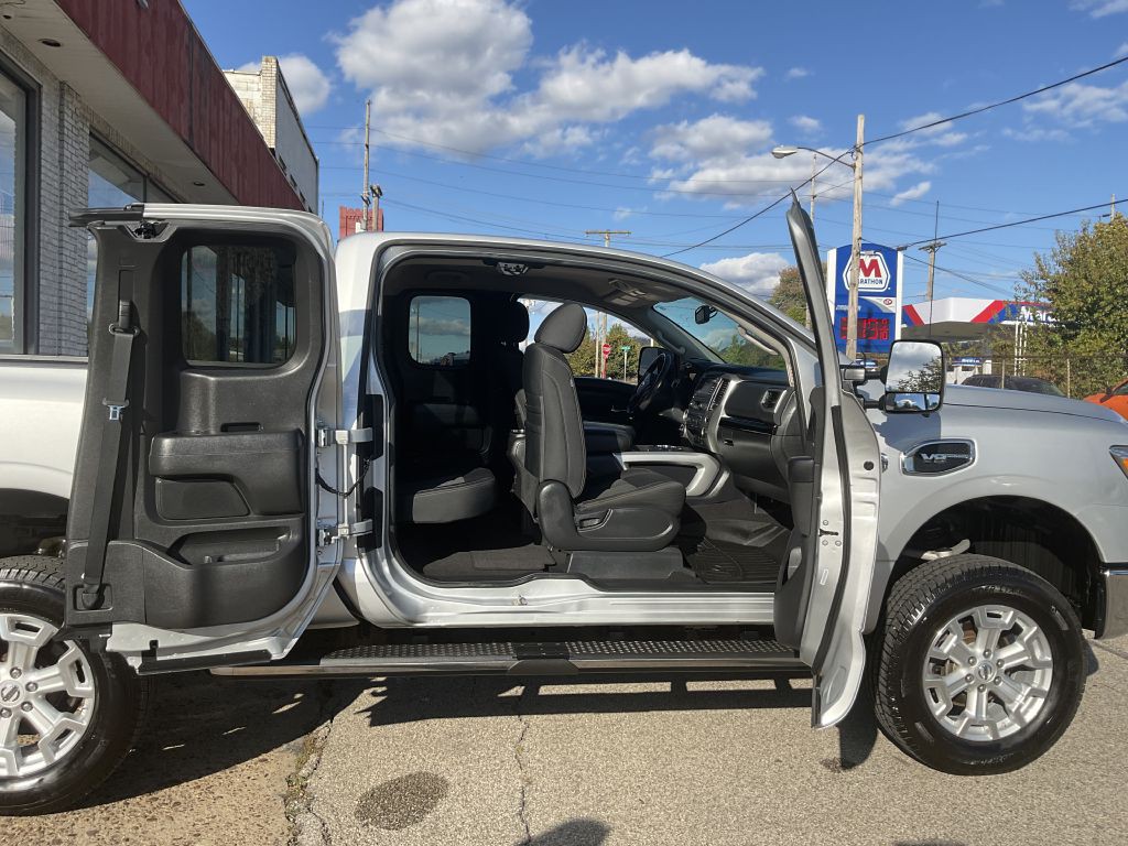 2017 Nissan Titan Image 22
