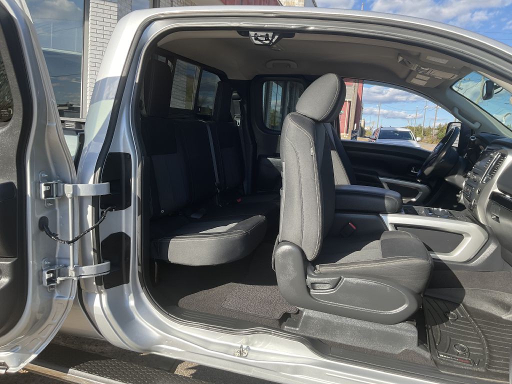 2017 Nissan Titan Image 23