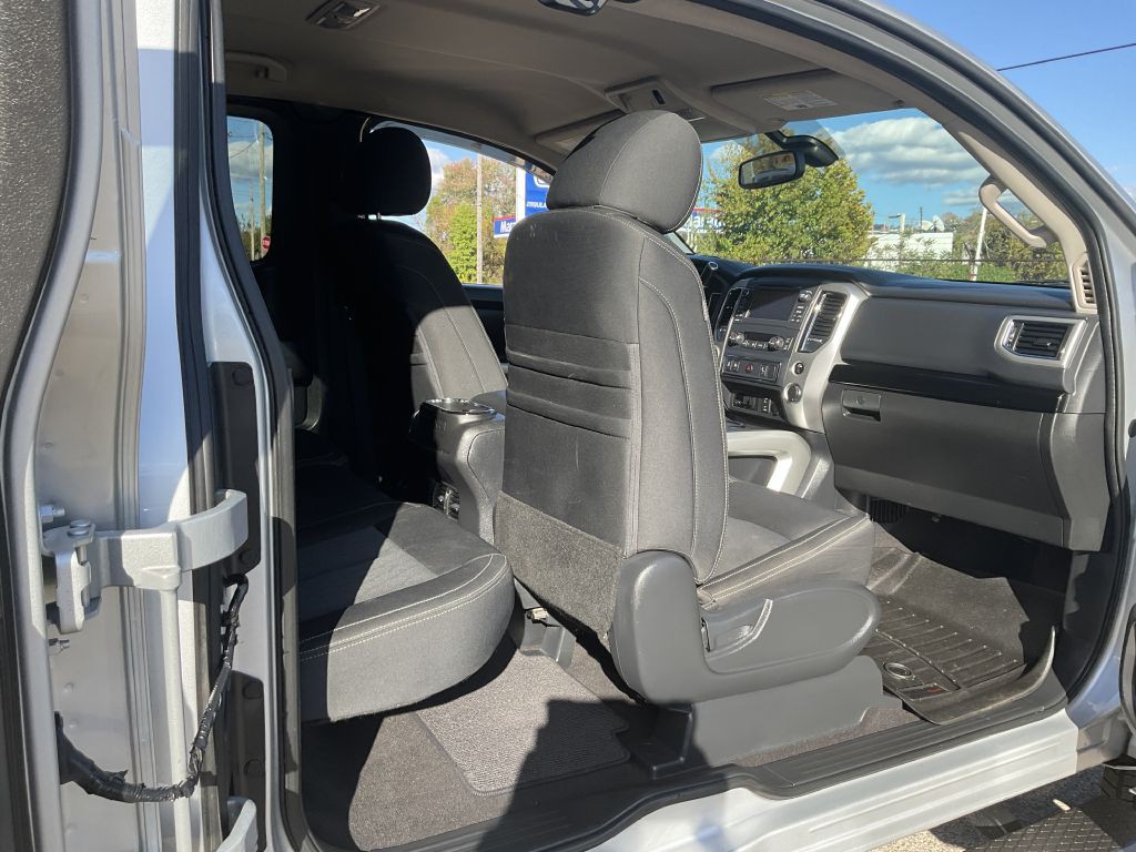 2017 Nissan Titan Image 24