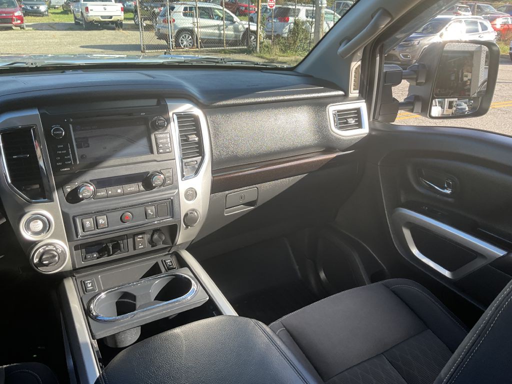 2017 Nissan Titan Image 30
