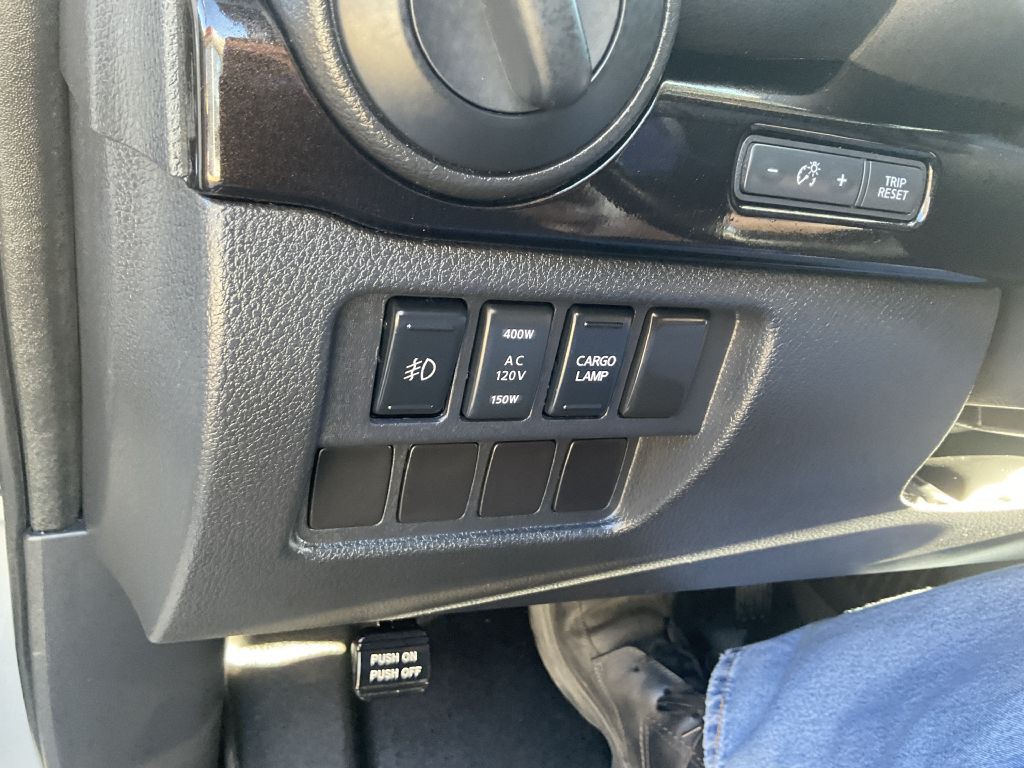 2017 Nissan Titan Image 35