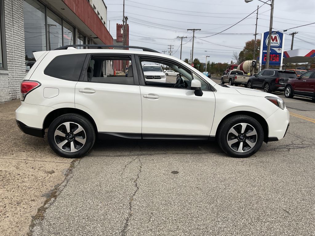 2017 Subaru Forester Image 2