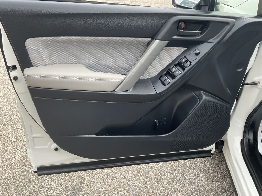 2017 Subaru Forester Image 32