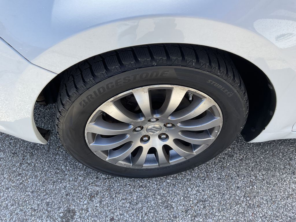 2013 Suzuki Kizashi Image 9