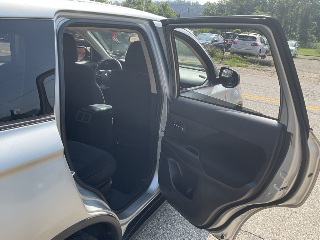 2019 Mitsubishi Outlander Image 16