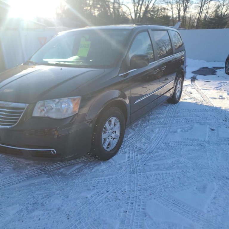2011 Chrysler Town & Country Image 3