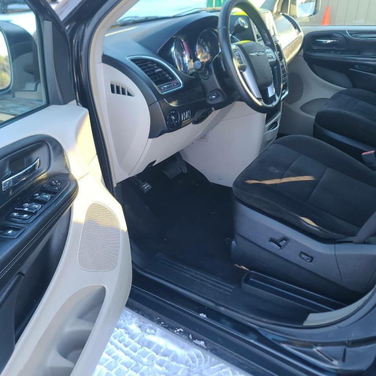 2011 Chrysler Town & Country Image 10