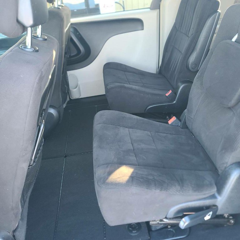 2011 Chrysler Town & Country Image 11