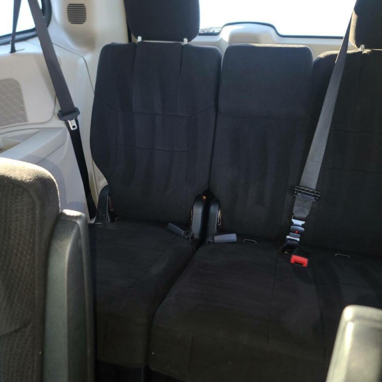 2011 Chrysler Town & Country Image 12