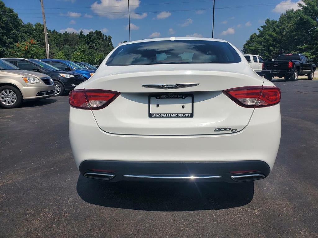 2015 Chrysler 200 Image 5