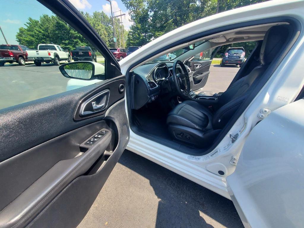 2015 Chrysler 200 Image 8