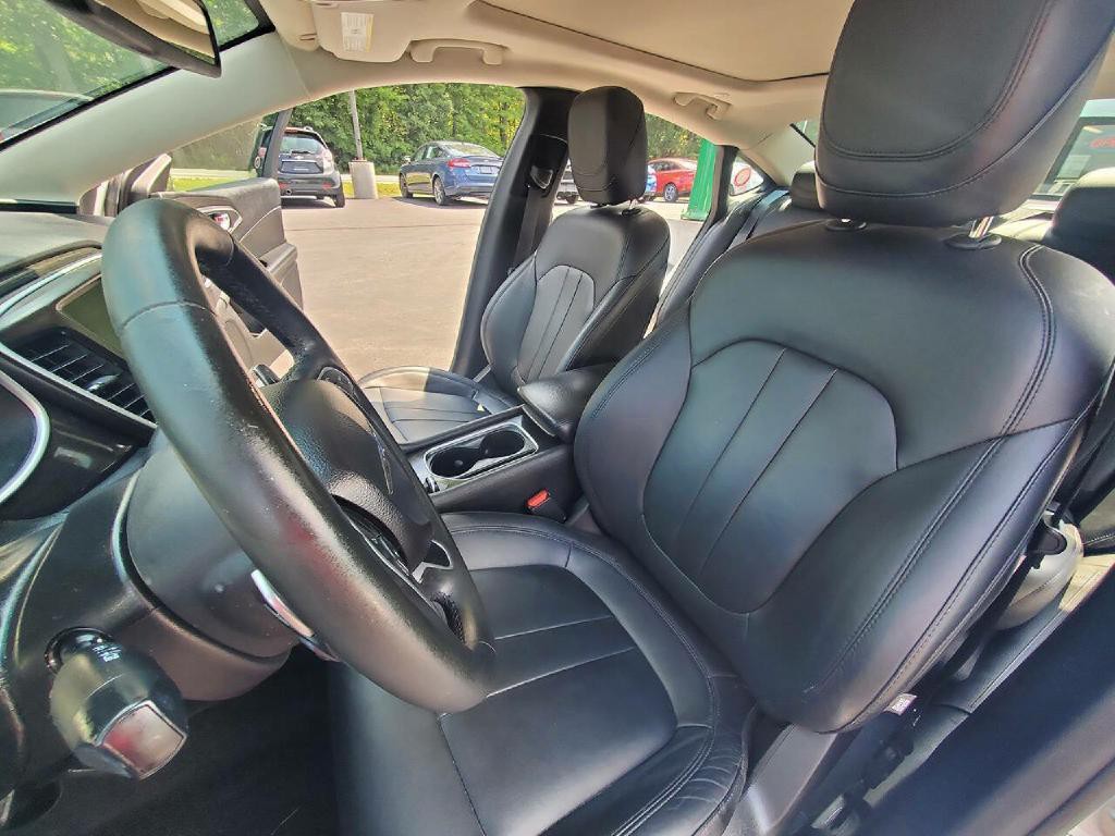 2015 Chrysler 200 Image 9