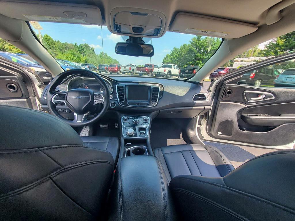 2015 Chrysler 200 Image 10