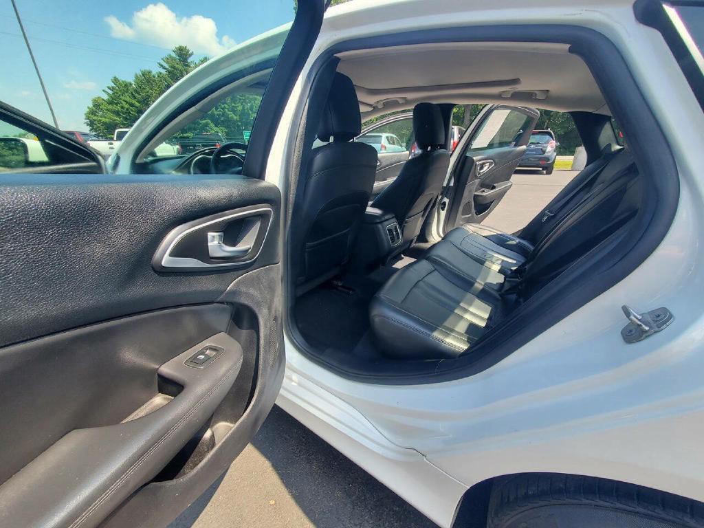 2015 Chrysler 200 Image 11