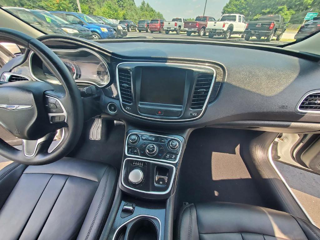 2015 Chrysler 200 Image 18