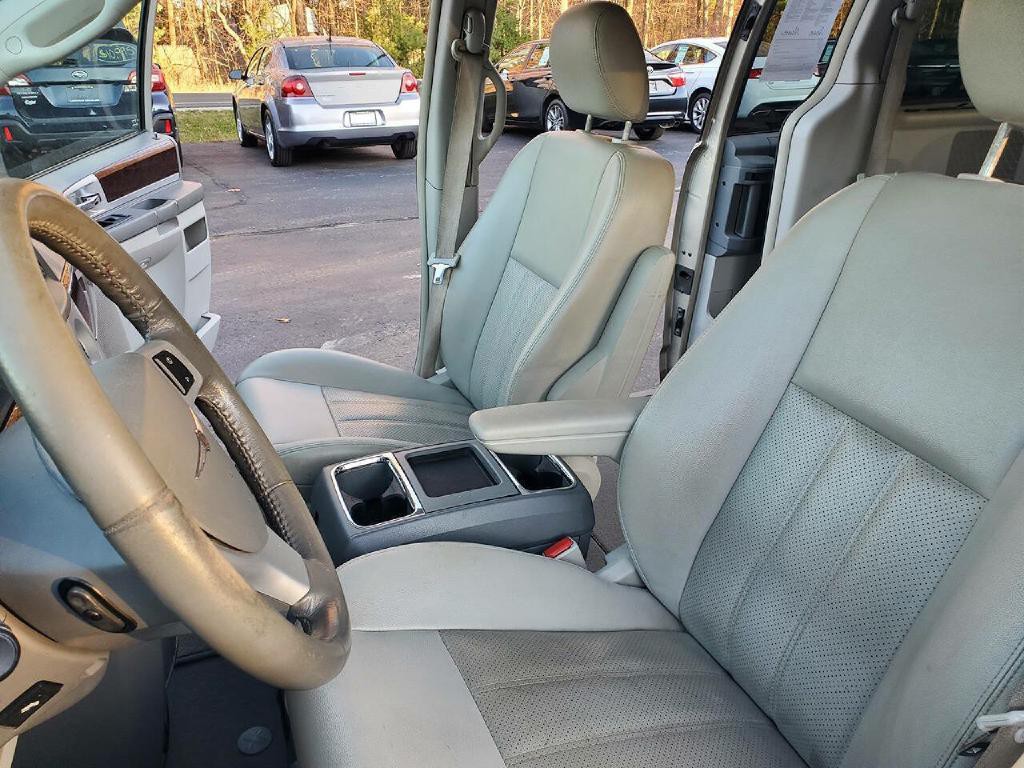 2009 Chrysler Town & Country Image 7