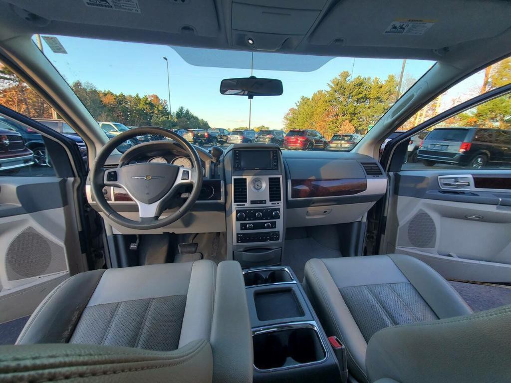 2009 Chrysler Town & Country Image 8