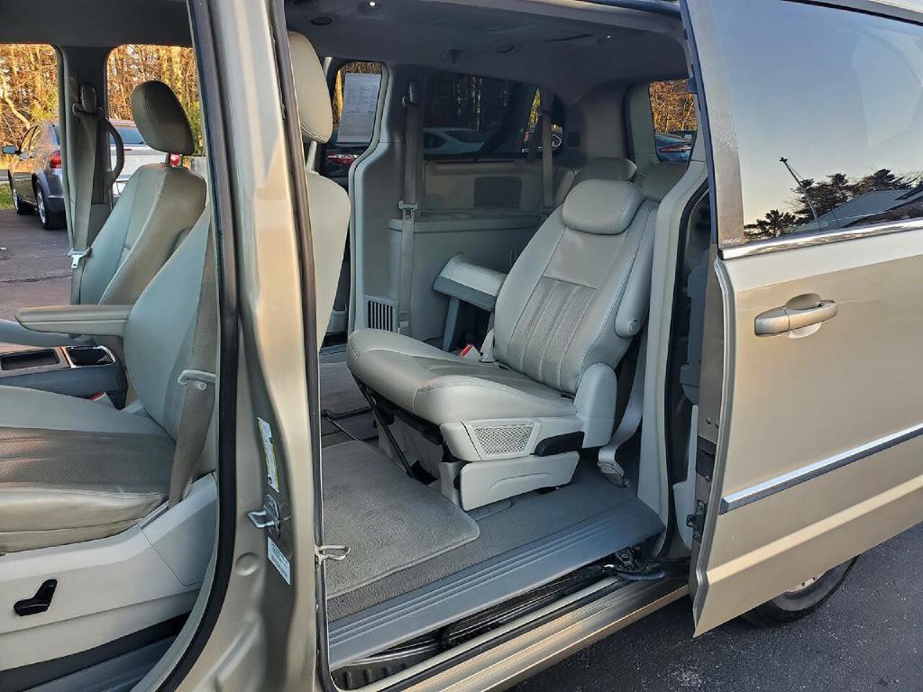 2009 Chrysler Town & Country Image 9