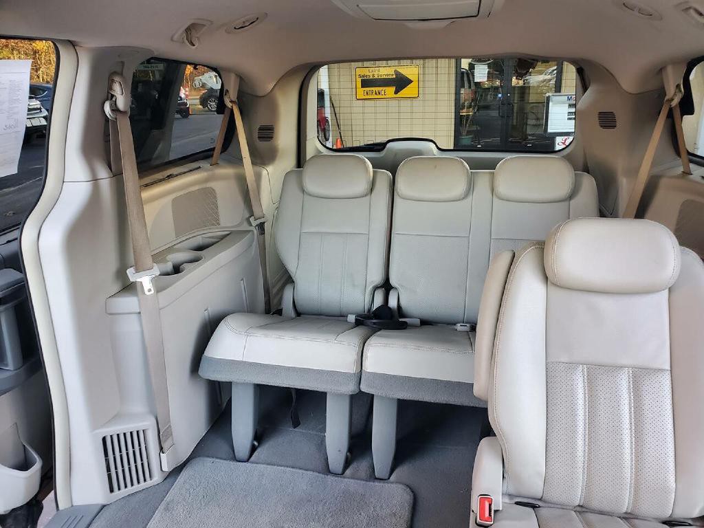 2009 Chrysler Town & Country Image 10