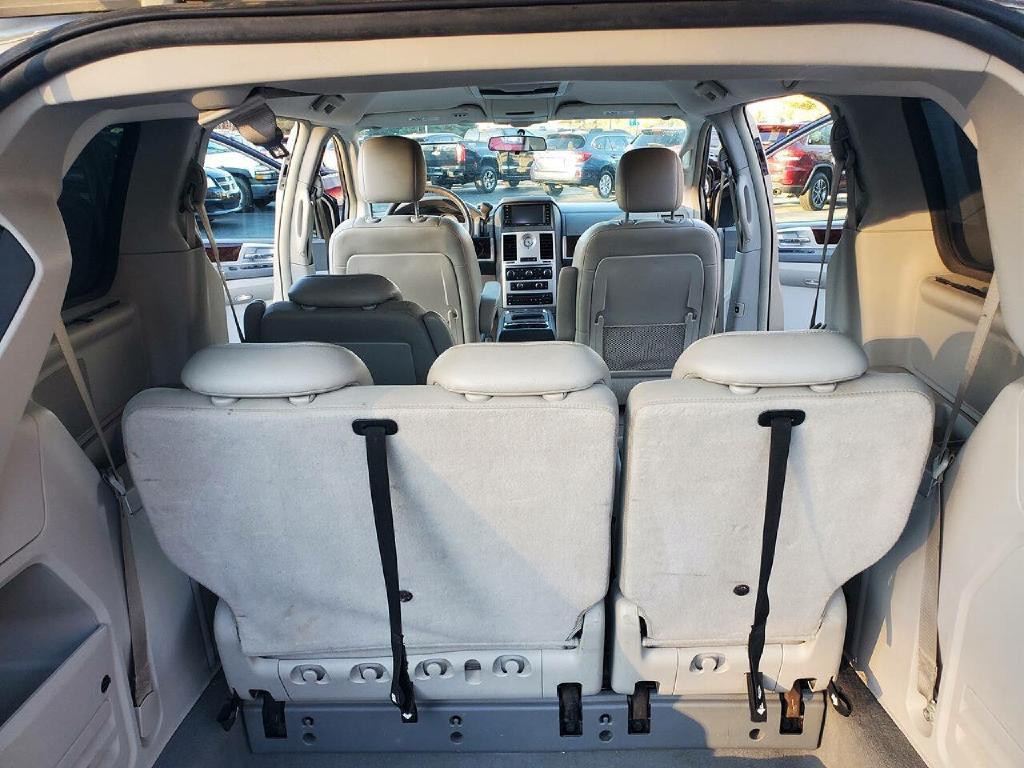 2009 Chrysler Town & Country Image 12