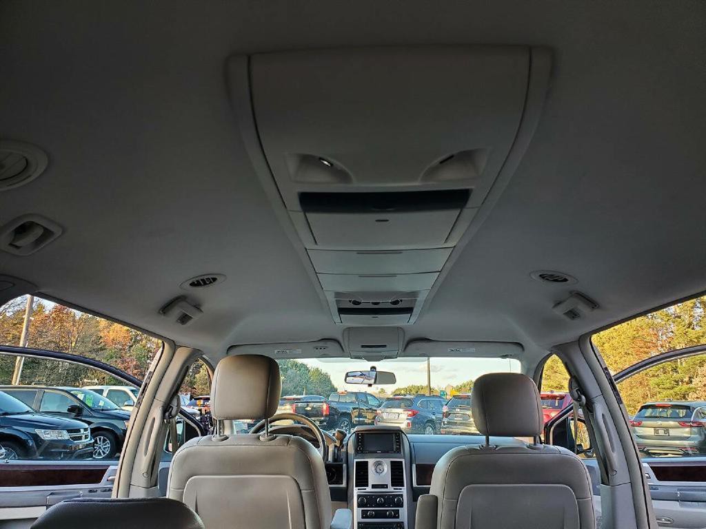 2009 Chrysler Town & Country Image 13