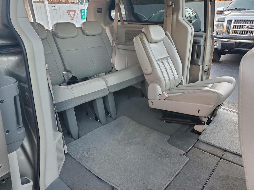 2009 Chrysler Town & Country Image 14