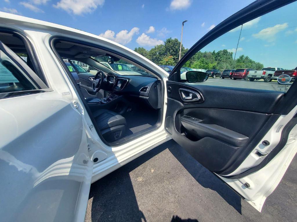 2015 Chrysler 200 Image 16