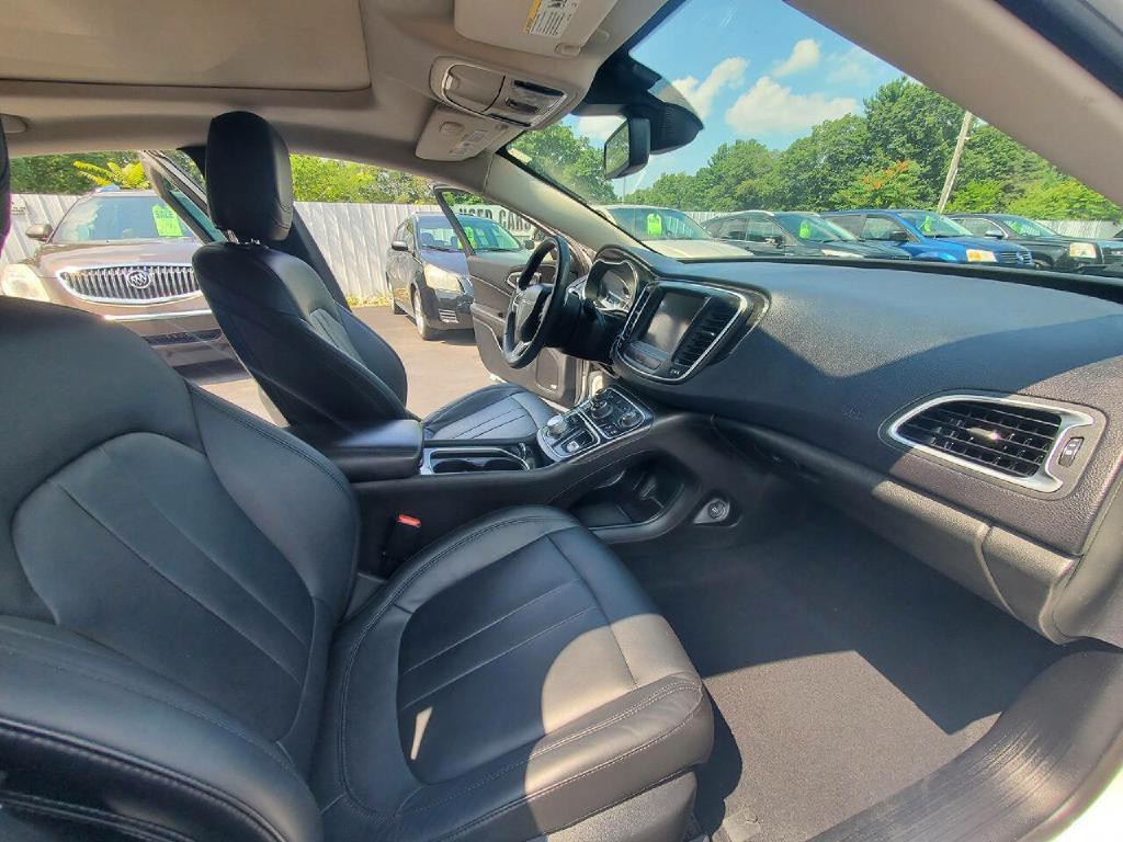 2015 Chrysler 200 Image 17