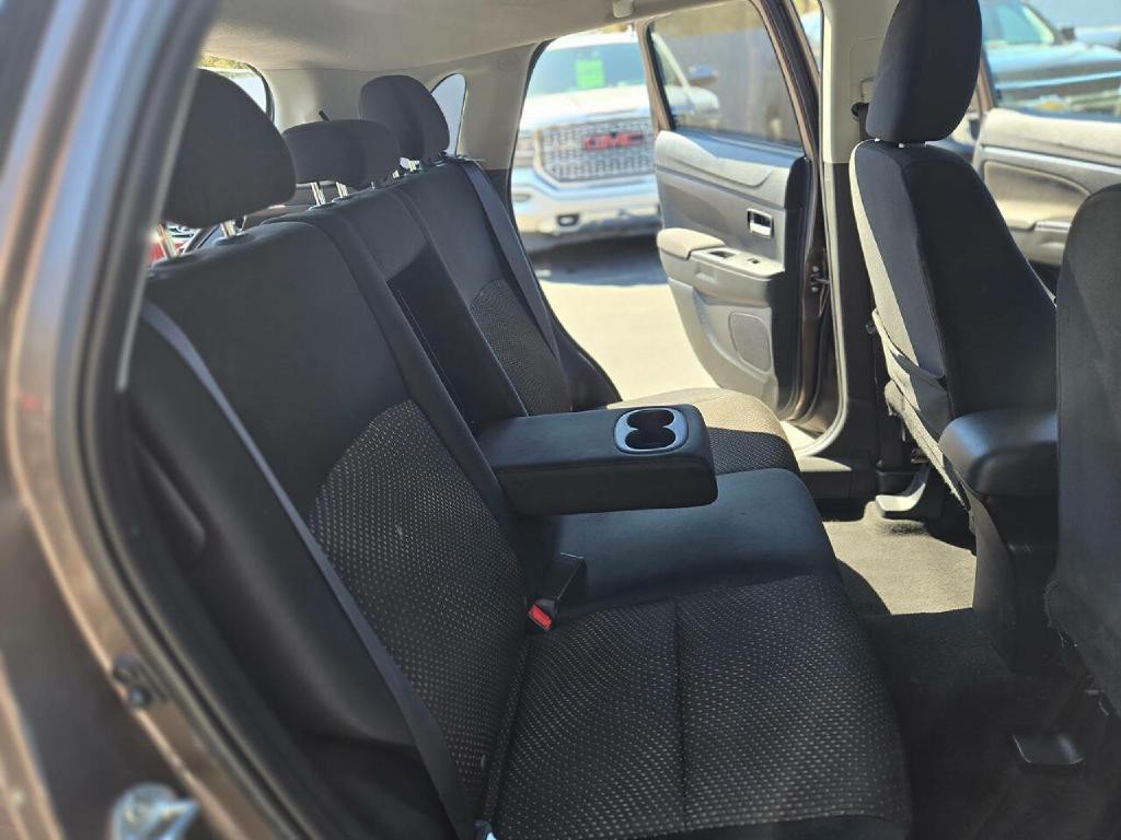2016 Mitsubishi Outlander Image 16