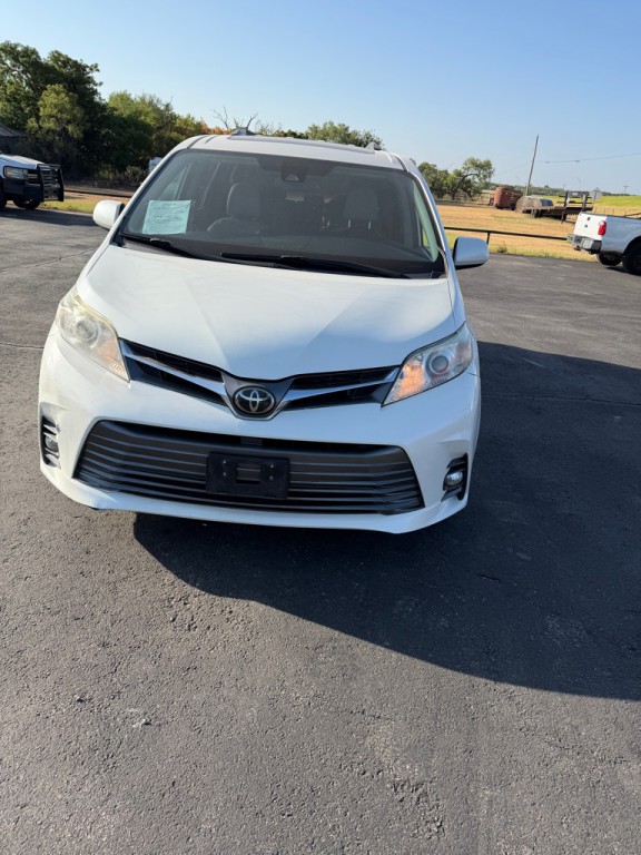 2019 Toyota Sienna Image 2