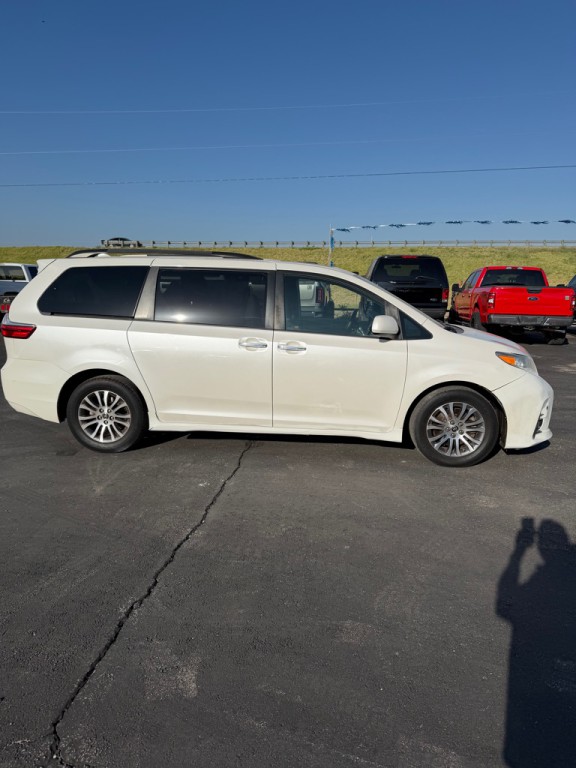 2019 Toyota Sienna Image 3