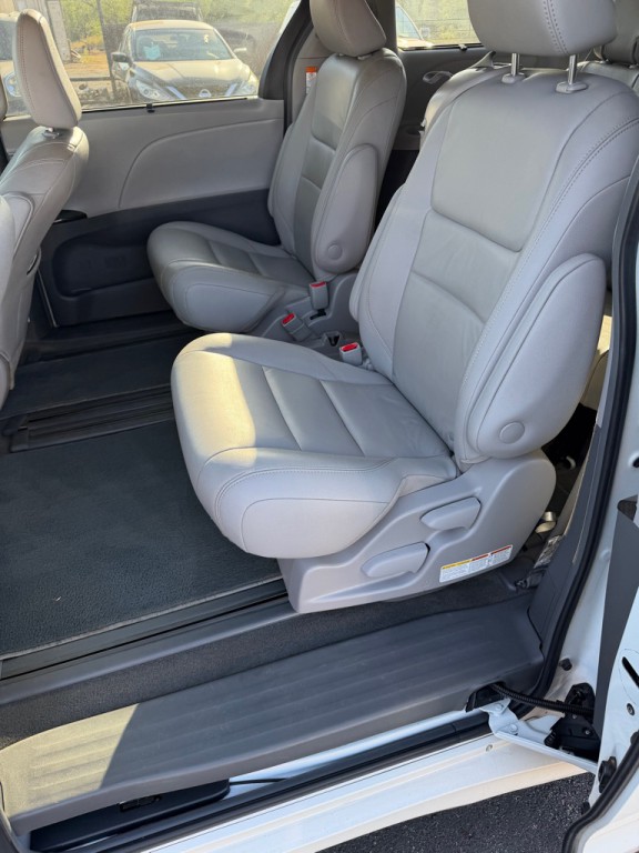 2019 Toyota Sienna Image 6