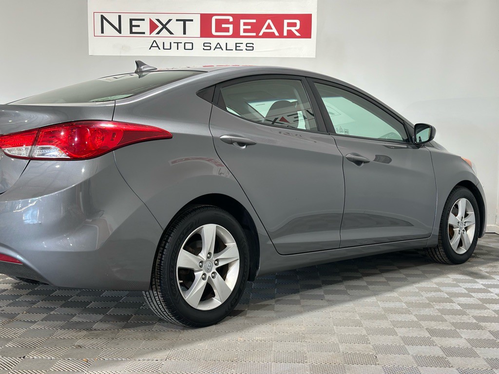 2013 Hyundai Elantra Image 8