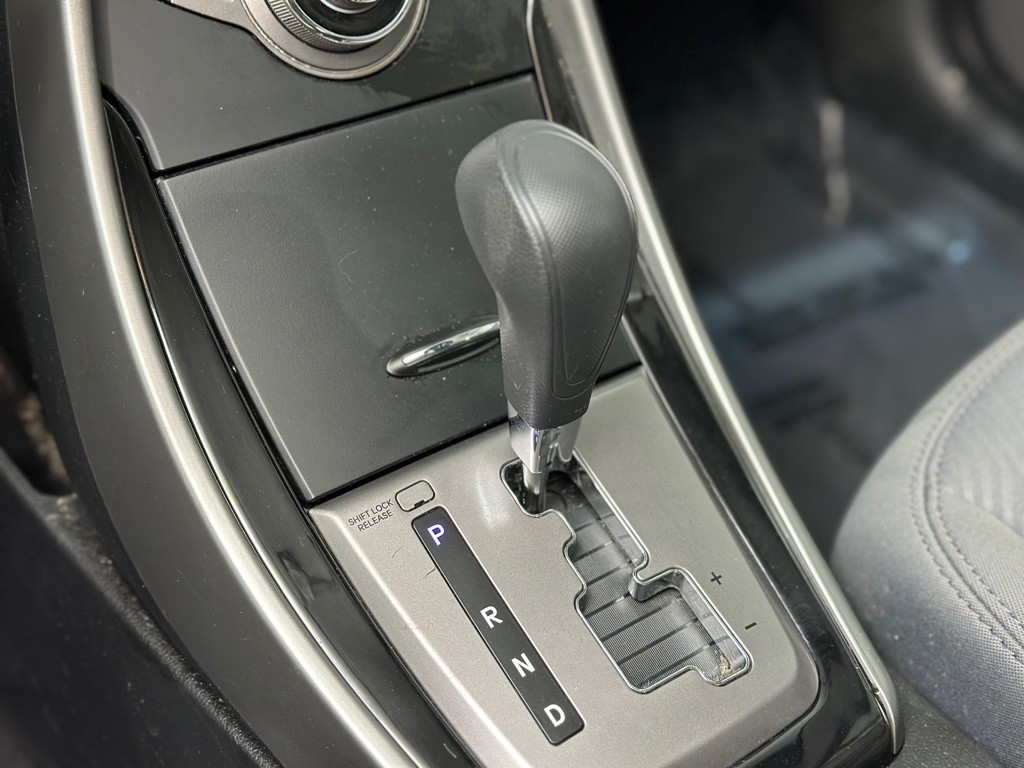 2013 Hyundai Elantra Image 17