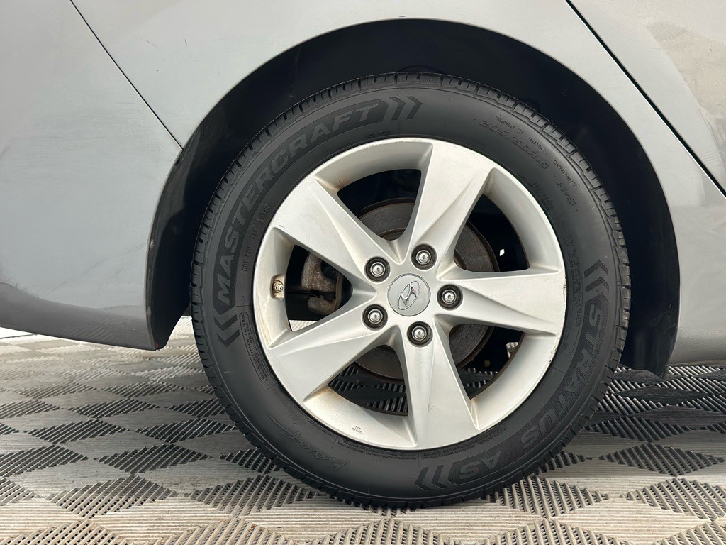 2013 Hyundai Elantra Image 32