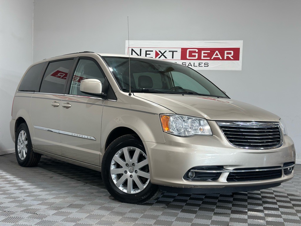 2014 Chrysler Town & Country Image 1