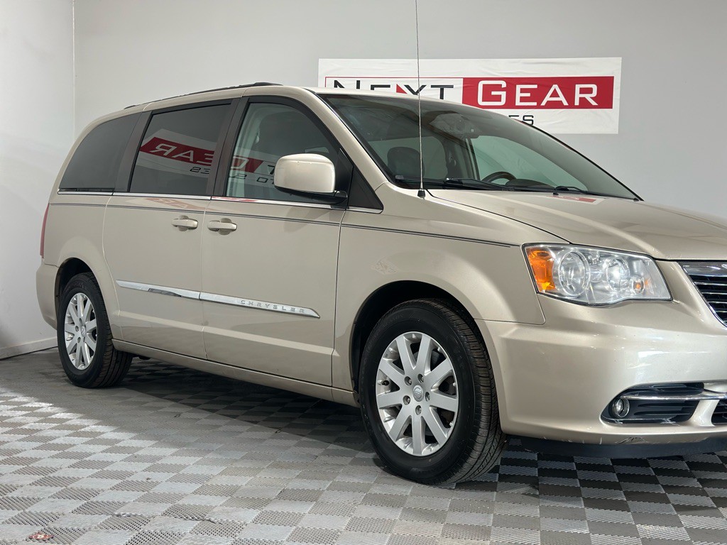 2014 Chrysler Town & Country Image 2