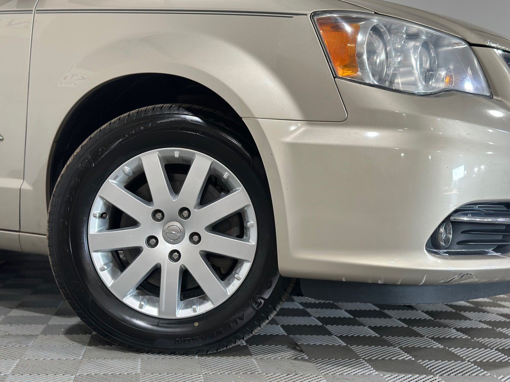 2014 Chrysler Town & Country Image 3