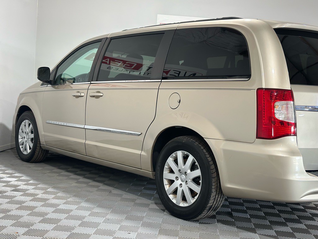2014 Chrysler Town & Country Image 7
