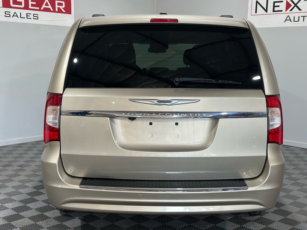 2014 Chrysler Town & Country Image 8