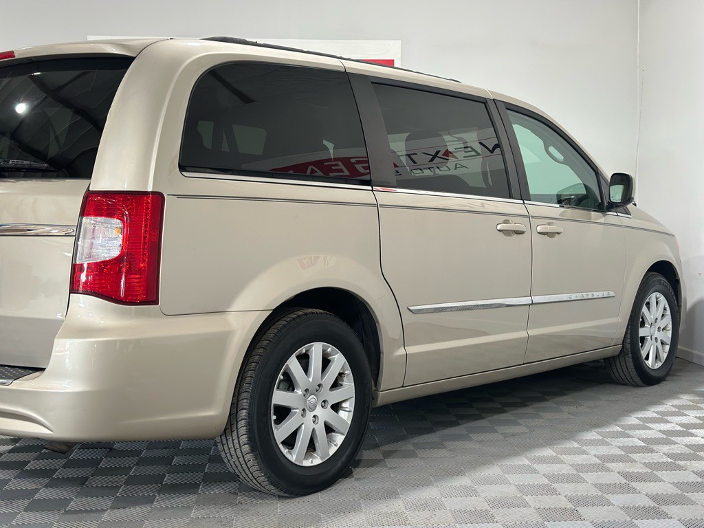 2014 Chrysler Town & Country Image 9