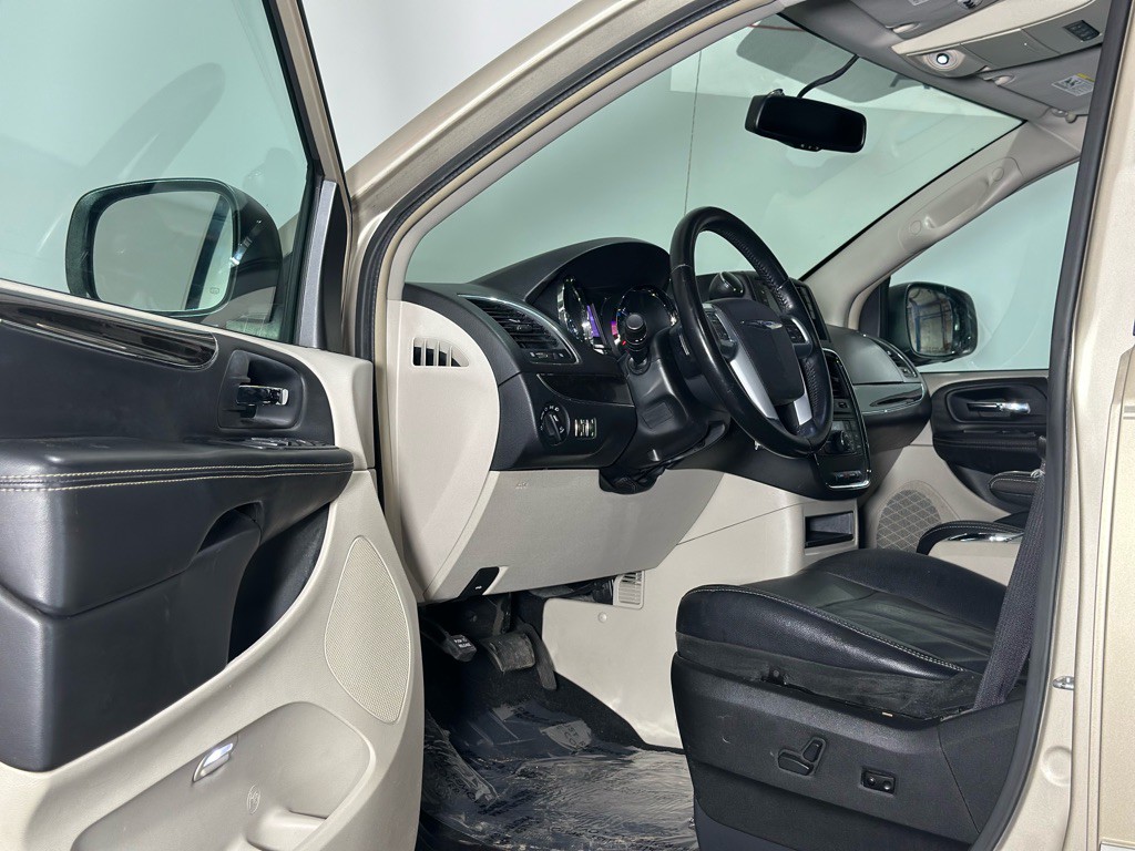 2014 Chrysler Town & Country Image 10