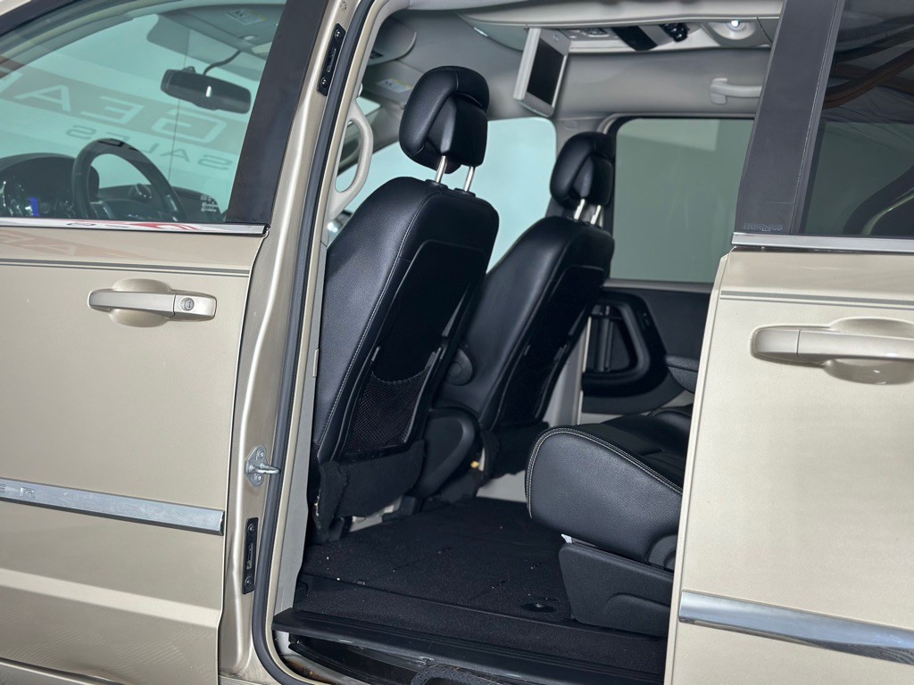 2014 Chrysler Town & Country Image 11