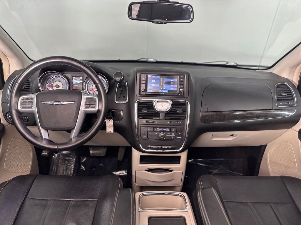 2014 Chrysler Town & Country Image 12