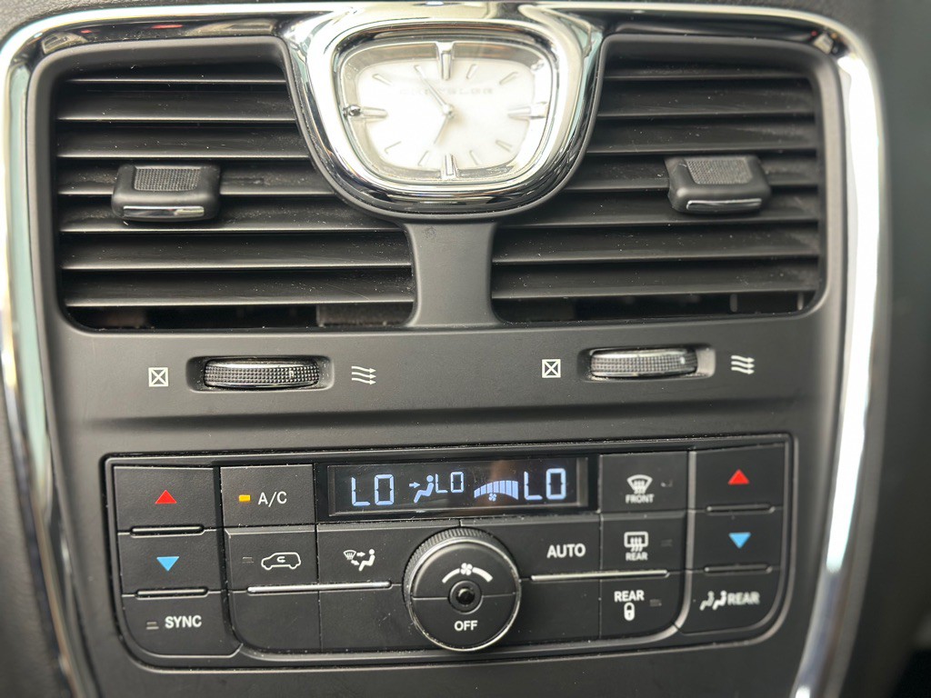 2014 Chrysler Town & Country Image 18