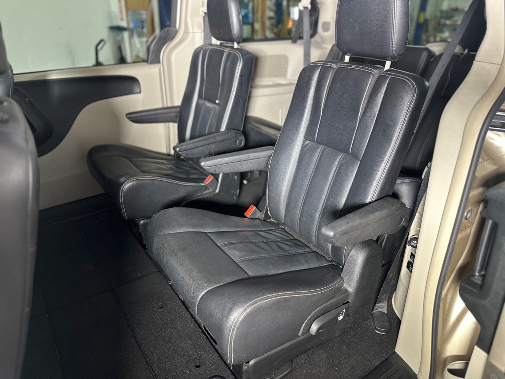 2014 Chrysler Town & Country Image 27