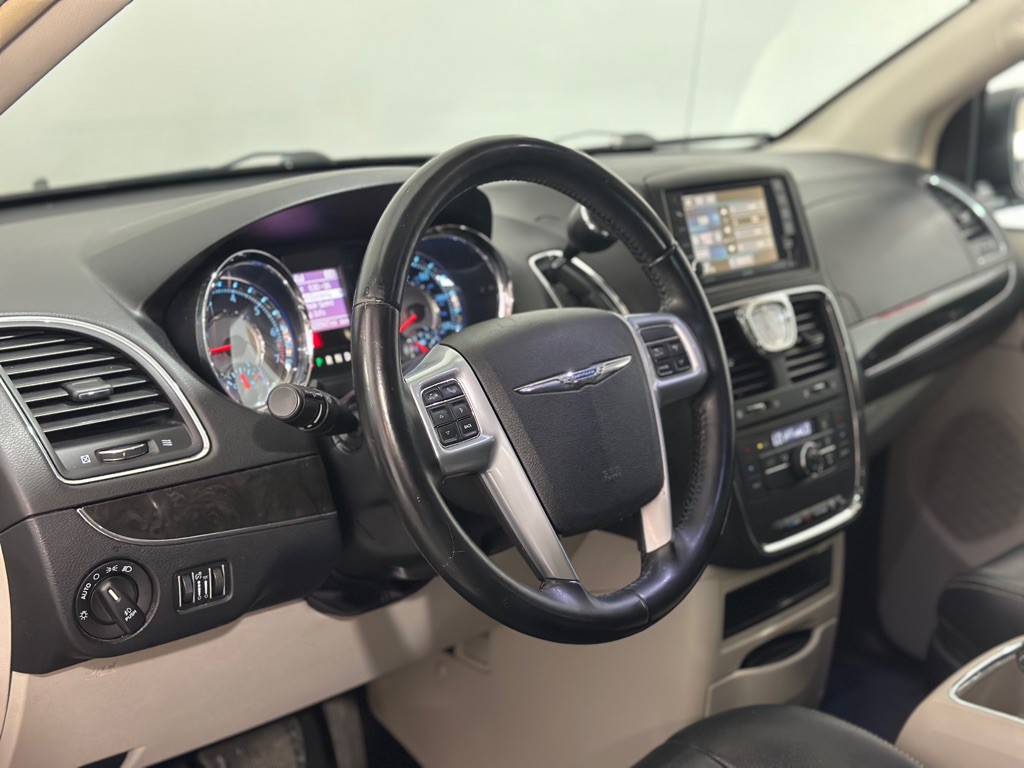 2014 Chrysler Town & Country Image 29
